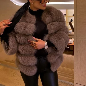 Brun fluffig pälsjacka  - Säljer en superfluffig brun pälsjacka/väst i storlek S. Jackan har lång ärm och är tillverkad i mjukt pälsmaterial och är köpt från Garoff butiken i Solna. Använt bara 2 gånger 