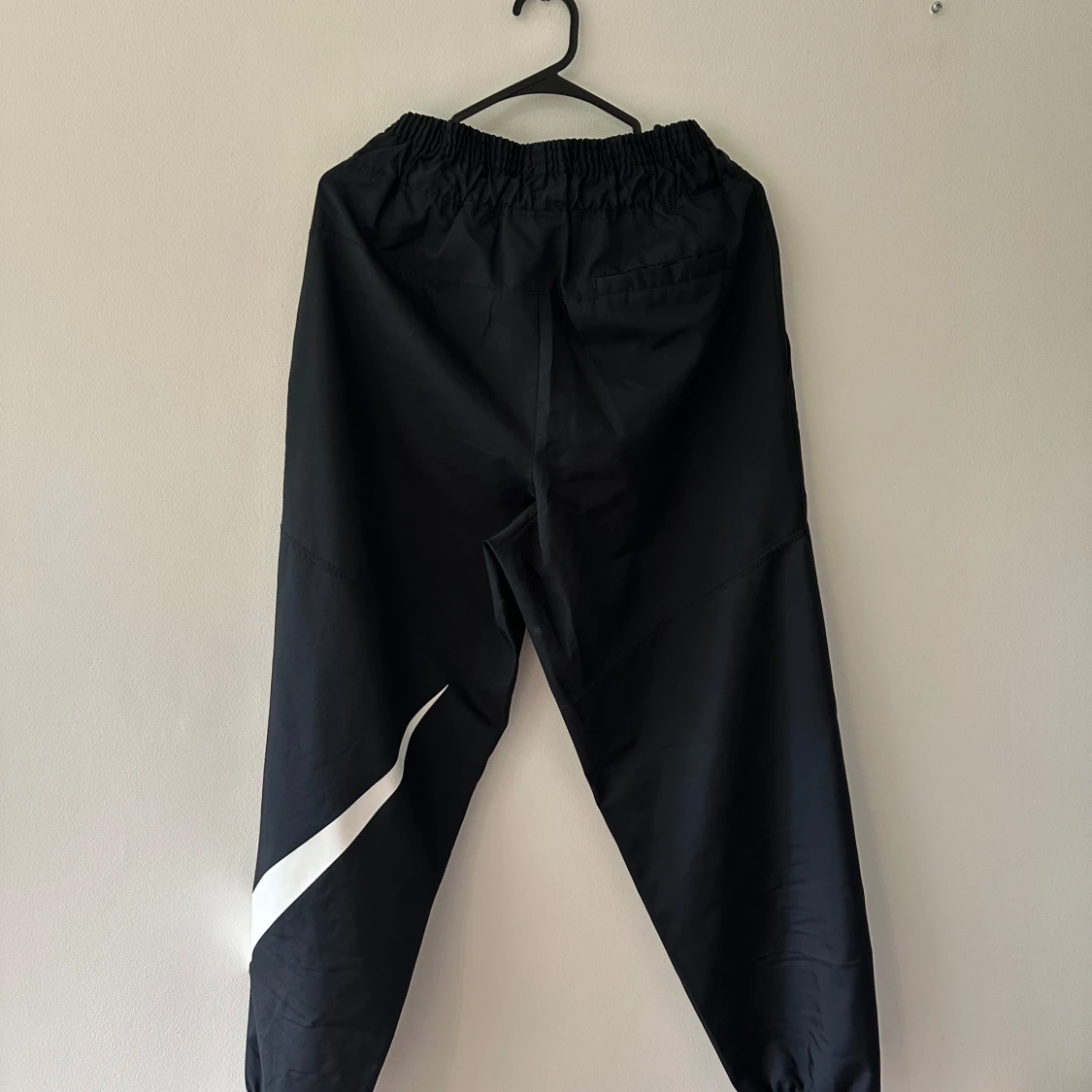 Svarta Nike mjukisbyxor med logga