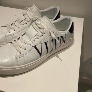 Valentino VLTN vita sneakers - Snygga vita Valentino sneakers med VLTN-logga på sidan. Riktigt feta passar till allt. Mitt pris är 1349kr. Ny pris är ca 6000kr
