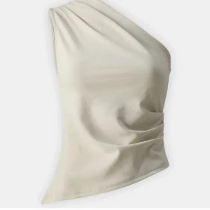 Beige oneshoulder topp - Helt oanvänd sneskuren topp som köptes förra året, lite tajt på mig men den passar bra till det mesta💗