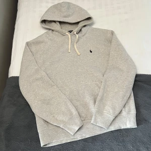 Ralph Lauren Hoodie - Säljer denna fina och stilrena Ralph Lauren hoodie i mycket fint skick. Hoodien är i storlek M.