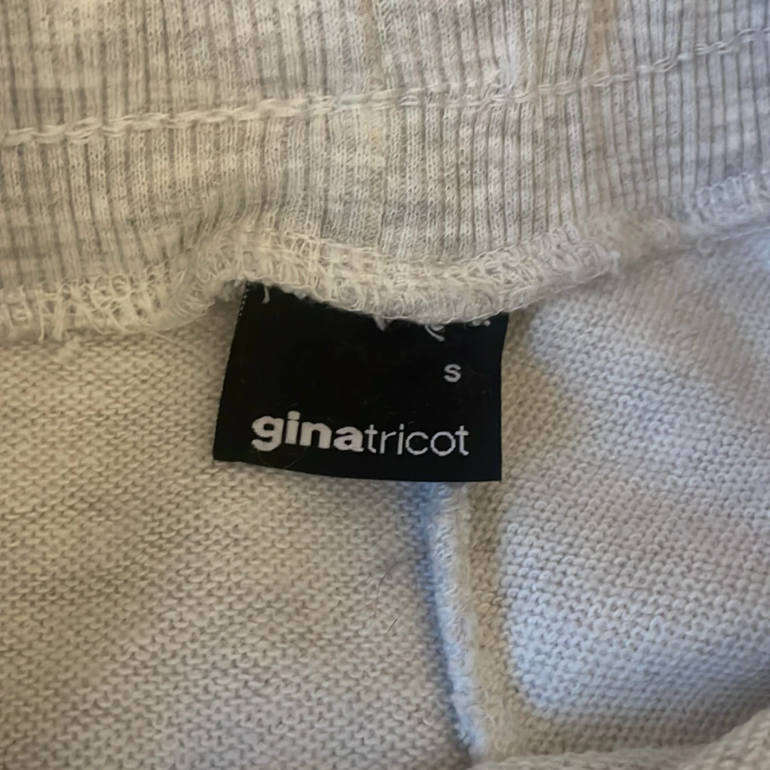 Ljusgrå mjukisbyxor från Gina Tricot - 2