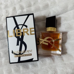 Yves Saint Laurent Libre intense 30ml - Jättegod parfym som tyvärr inte kommer till användning. Endast testad. Nypris 1100kr 💗