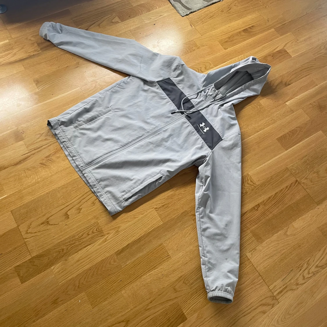 Ljusgrå vindjacka från Under Armour - 4