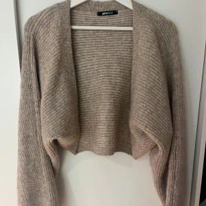 Gina Tricot bolero - Beige Gina tricot bolero kofta i storlek M. Den är oanvänd, endast testad och i jättebra skick!