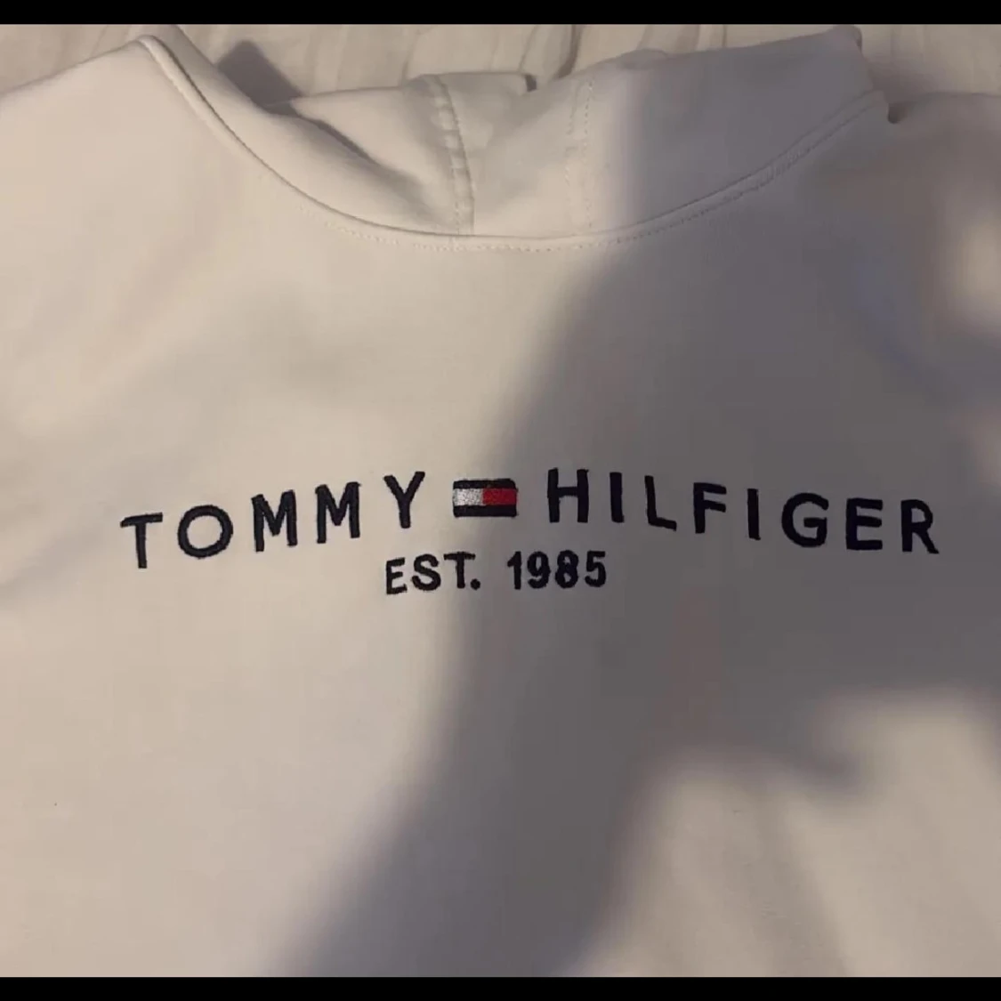 Vit hoodie från Tommy Hilfiger