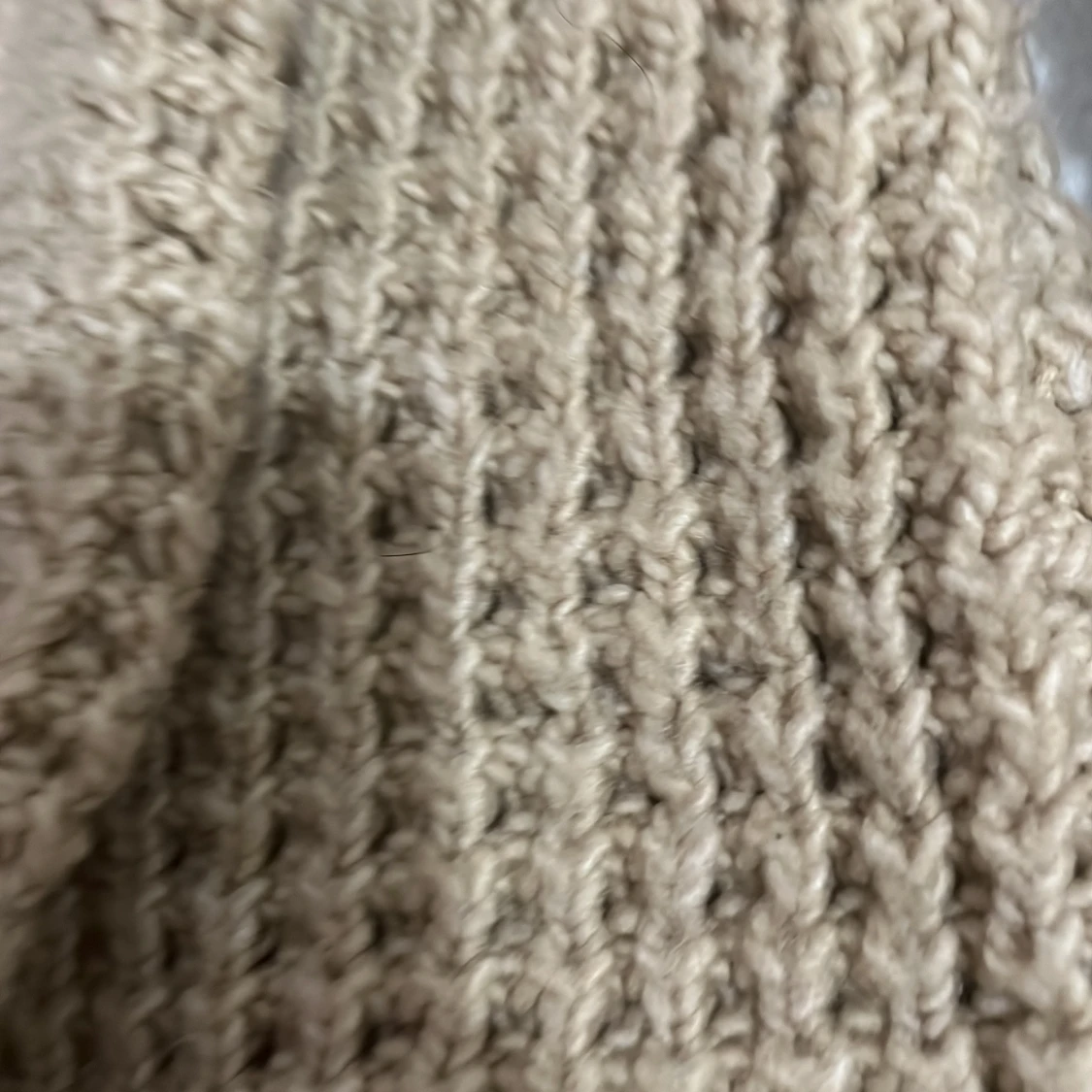 Beige stickad kofta med grov struktur - 1