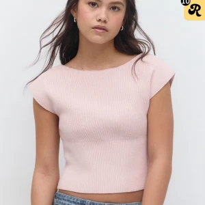 Ljusrosa ribbad topp med v-ringad rygg - Säljer en ljusrosa ribbad topp med korta ärmar och snygg v-ringning i ryggen. har prislappen kvar och skriv om du vill ha fler bilder 💞