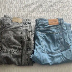 Grå och ljusblå jeans Pull&Bear - Två par jeans i bagge modell, ett par i gråtvättad denim och ett par i ljusblå denim från Pull&Bear. Båda har raka ben, femficksdesign och sköna passformer. Perfekta för en chill och avslappnad stil. Snygga detaljer med bakfickor och läderpatch i midjan. Helt oanvända, priset kan diskuteras vid snabb affär.