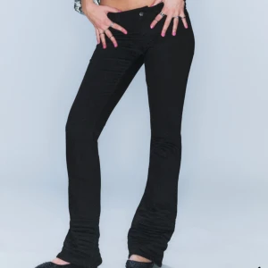 Lowwaist jeans - Säljer ett par svarta jeans från Weekday i modellen Cheap Monday med bootcut passform och låg midja. De är nya och helt oanvända. Säljer dem då de var alldeles för små.