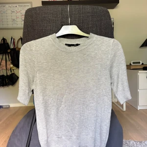Ljusgrå stickad topp  - En stilren ljusgrå stickad topp från 157 i storlek Xs. Enkel och clean design som passar perfekt till jeans eller kjol. Mjuk och skön känsla tack vare det stickade materialet. Lite nopprig på ryggen men inget som syns! Kontakta mig om du har några funderingar!!❤️