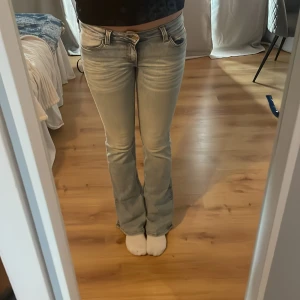 Cheap monday jeans - Säljer mina helt nya cheap monday jeans då jag inte hunnit returnera dem! Färgen är ”ljusblå” och de är i storlek 29/34💕