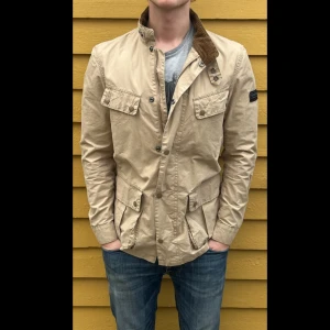Beige barbour jacka  - Väldigt snygg beige barbour jacka som passar perfekt till hösten👍jackan är i STORLEK S och modellen är 176cm lång och väger runt 70kg