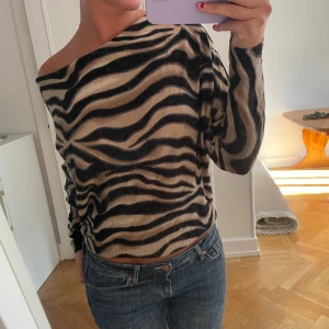 Beige och svart zebramönstrad tröja - Säljer en beige och svart långärmad tröja med zebramönster!