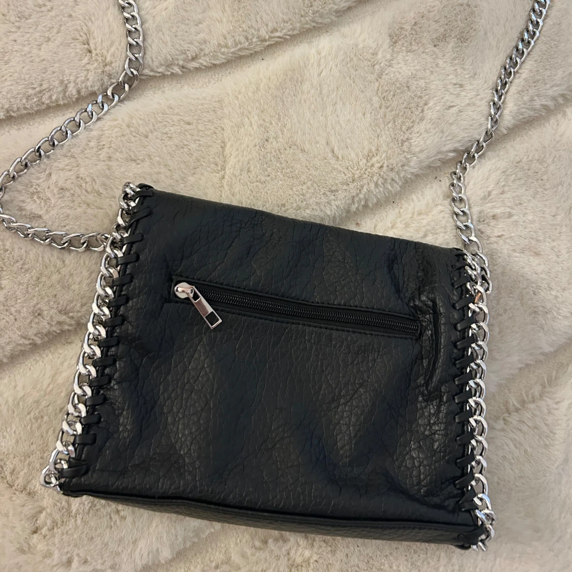 Svart axelväska med kedjedetaljer Tiamo - 1