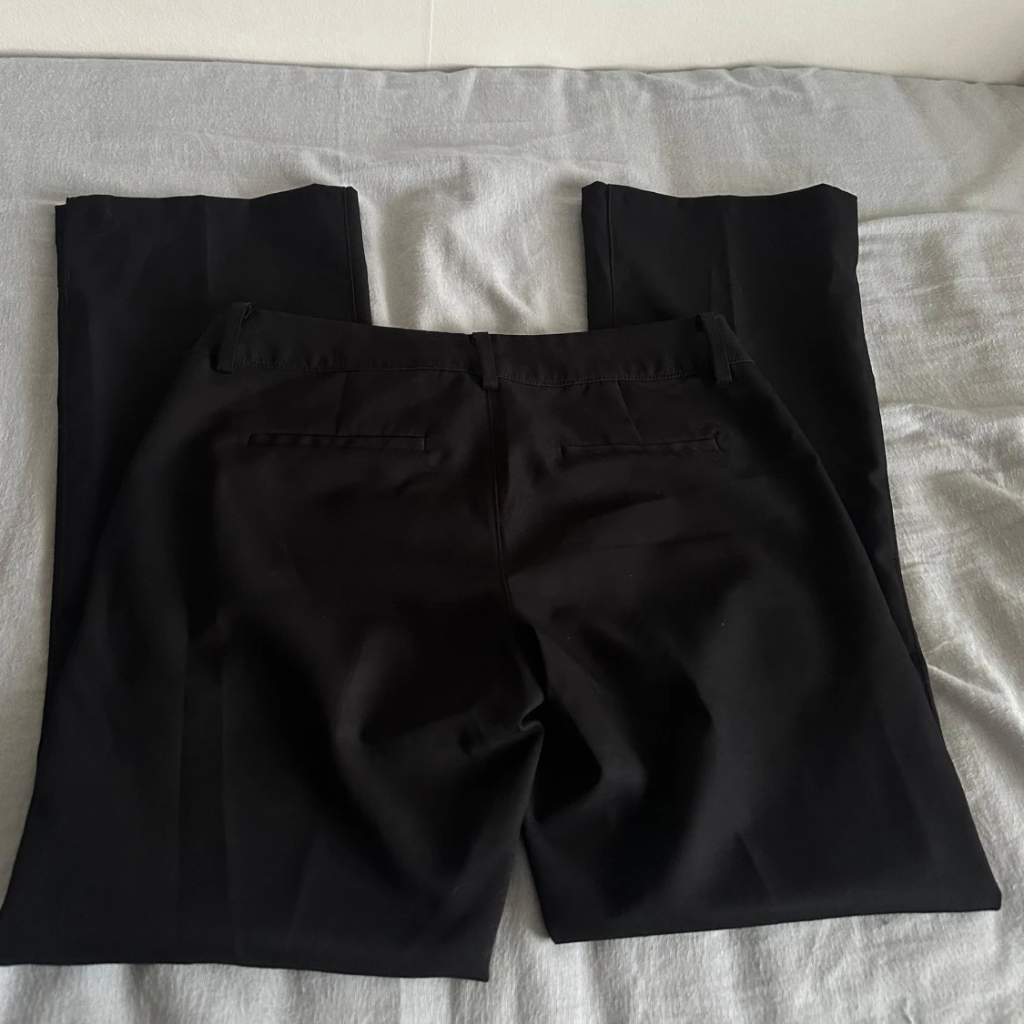 Svarta lågmidjade kostymbyxor från BikBok - 2