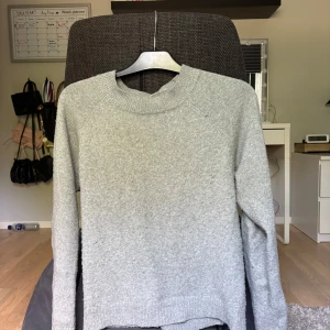 Grå stickad tröja  - Mysig grå stickad tröja från Vero Moda i storlek XS. Tröjan har en rund halsringning och långa ärmar med ribbade muddar vid hals, ärmslut och nederkant. Den är ganska nopprig där av priset!! Kontakta mig om du har några funderingar!!❤️