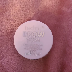 Technic Brow FXer Brow Sculpting Gel - Technic Brow FXer är en genomskinlig bryngel i rund burk på 14g. Perfekt för att forma och fixera brynen hela dagen. Kommer i en smidig plastförpackning med vit lock och enkel att ta med i sminkväskan.