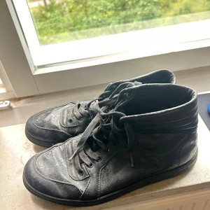 Märkesskor - Gucci skor svarta storlek 42- 1400kr. Hugo boss skor storlek 42- 550kr. Arigato sneakers storlek 42 - 400kr