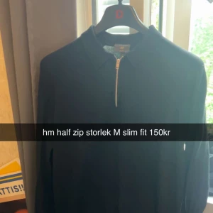 Svart half zip tröja från H&M - Säljer en svart långärmad tröja från H&M med half zip-dragkedja och krage. Slim fit-modell som sitter snyggt och stilrent. Perfekt för dig som gillar en enkel men modern look.