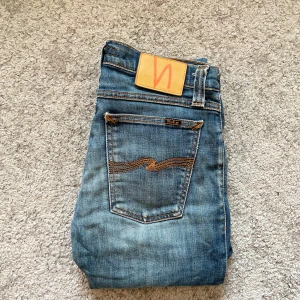 Nudie Jeans - Sjukt snygga jeans från märket Tiger of Sweden | Väldigt fräsch färg, väldigt eftertraktade | Skick 9/10 - väldigt bra skick | Storlek - Midja: 36cm Längd: 100cm  | Jag kan gå ner i pris ‼️Kom gärna med bud och hör av dig vid minsta lilla!