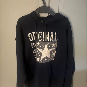 SCNDI Hoodie - Säljer en mörkblå Scndi hoodie! | Skick 10/10🌟| Helt oanvänd!! | Storlek M | Kan gå ner i pris vid snabb affär! | Hör av dig vid minsta fundering! | 