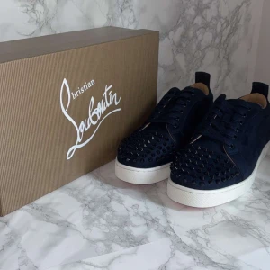 Christians Louboutin skor - Hej,säljer mina Christian Louboutins i storlek 43 och i färg marinblå.Skorna är i mycket bra skicka och dom har inga defekter osv,Vid mer frågor är det bara att skriva