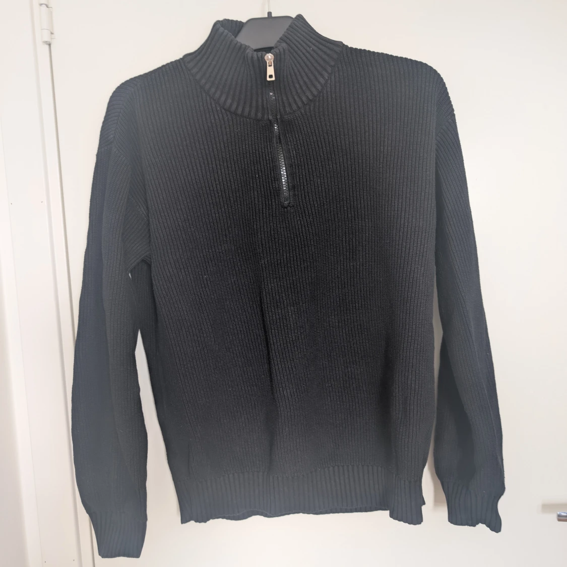 Svart stickad tröja med half zip