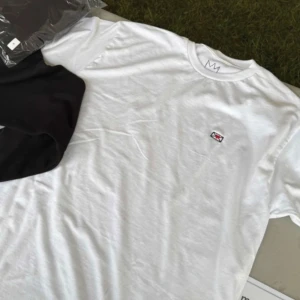 SÖKER - Söker efter denna tshirt i båda färgerna. Storlek S-M kan även byta mot en L. Betalar mer än original 