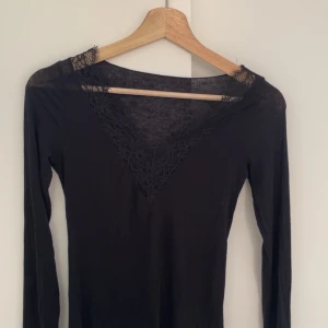 Svart långärmad topp med spets från Intimissimi - Säljer min intimissimi tröja då jag typ aldrig använder den längre. Den är i strl S och har ett väldigt litet, 1cm-0.5cm upsprettning vid sidosömmen - kontakta om du vill se bild.❤️❤️❤️