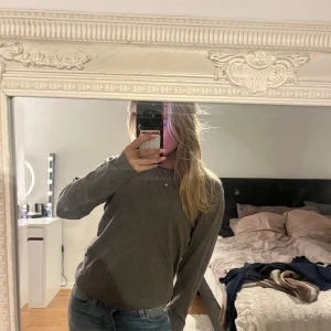 Grå stickad sweetshirt - Det står L i tröjan men sitter som S!💕