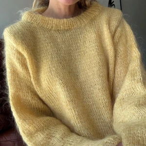 Gul stickad ylletröja  - Supermysig gul stickad tröja med fluffig känsla och bred ribbad krage. Tröjan har en lös passform och långa ärmar. Fint skick!
