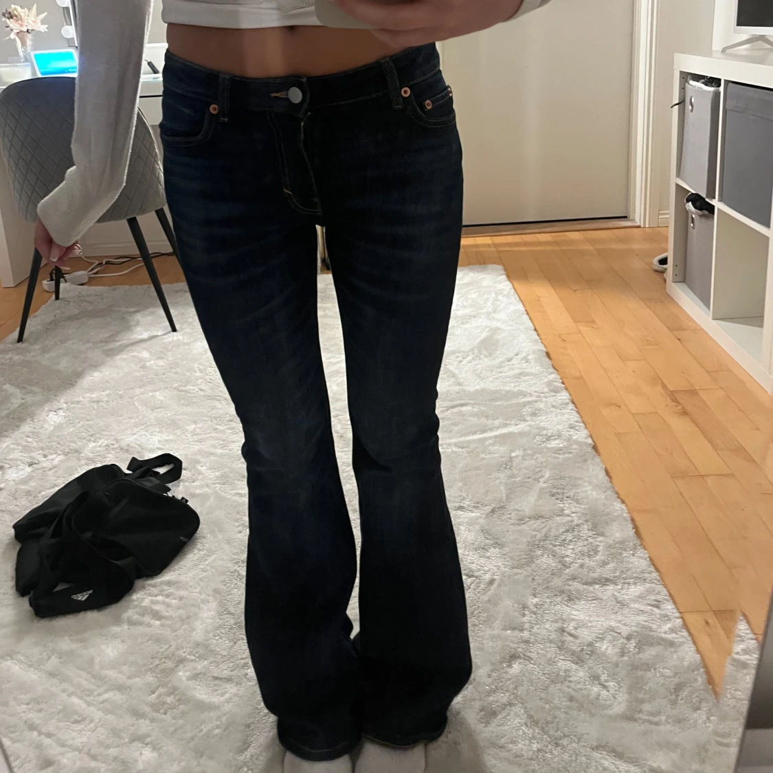 Mörkblå bootcut jeans från weekday  - 2