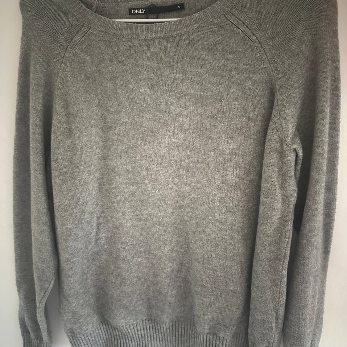 Grå stickad tröja från ONLY
