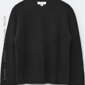 Svart stickad tröja från & Other Stories - En gosig svart stickad tröja från & Other Stories med rund halsringning och långa ärmar.💞Originalpris 520! Perfekt nu under hösten och vintern på kyliga dagar!