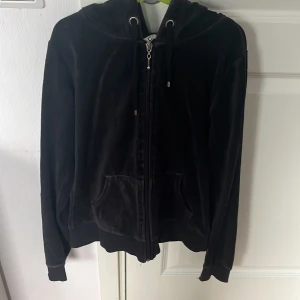 Svart luvtröja från Cubus  - En mycket fin luvtröja med snören. Använt mycket men ändå i bra skick. Men säljer den då den har blivit för liten för mig. Den har ett litet hål längst fram i ärmen men annars jätte fin 