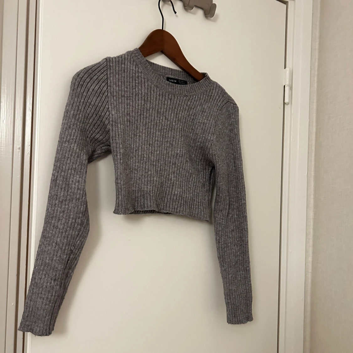 Grå croppad ribbad tröja 