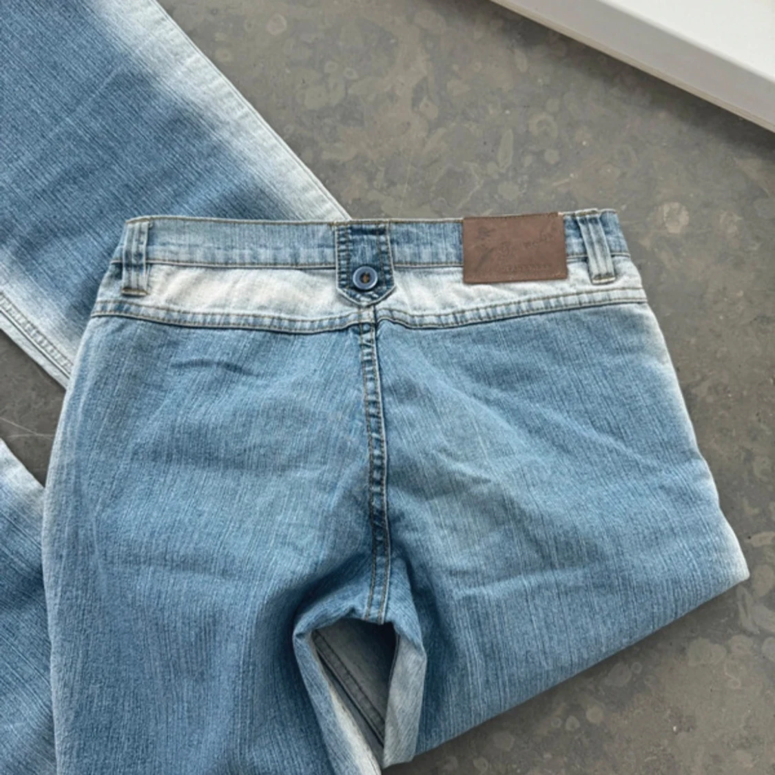 Blå bootcut jeans med fickdetaljer - 2