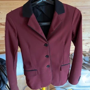 Cavalleria Toscana Kavaj - Cavalleria Toscana vinröd kavaj i storlek 12. Fint skick förutom att den är nött längst ut på ärmarna men inget man tänker på. Nypris cirka 4800 kr