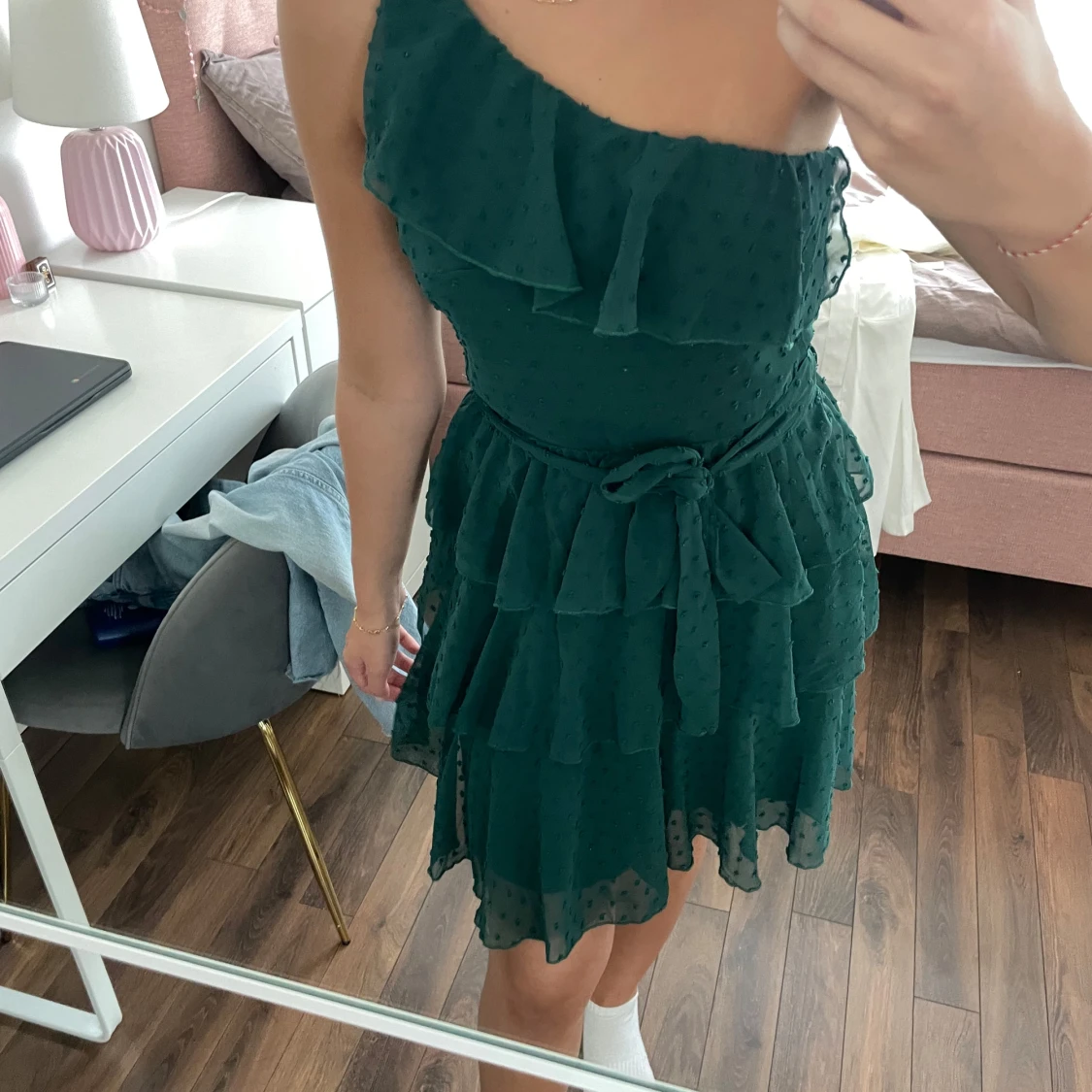 Grön omlottklänning med volanger - 1