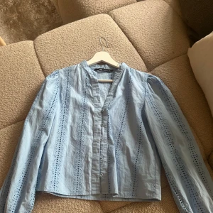 blå blus - säljer denna så gulliga blusen som passar till både vardag och fest tillfällen, den har broderier i sig och den är ljus-mellan blå🤍🤍🤍