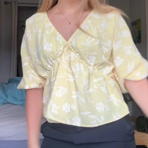 Gul blus från Zara  - Säljer denna blus från zara då den inte kommer till användning, endast använd en gång 💕