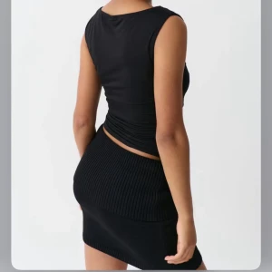 Ribbad stickad minikjol i svart - En oanvänd stickad minikjol från Gina tricot. Den är i svart men tog bilden i vit för att tydligare se hur den ser ut