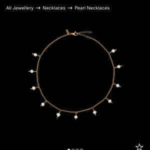 Slutsålt maria Nilsdotter pärlhalsband - Såå snyggt maria Nilsdotter pärl halsband i guld !! Slutsålt på hemsidan köpte för 5000, hör av er om ni är intresserade❣️❣️