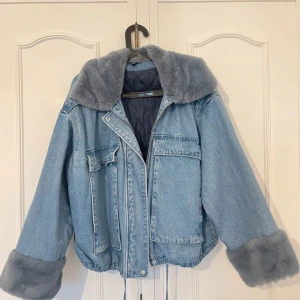 Jeansjacka med päls  - Suuper snygg och populär jeans jacka med päls ifrån H&M  , slutsåld överallt och omöjlig att få tag på men är helt i nyskick och perfekt för hösten  (OBS bor utomlands så kan posta under höstlovet då jag är hemma i Sverige igen men om du vill köpa jackan så lägger jag undan den för dig)! 