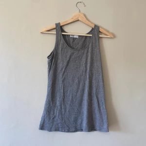 Basplagg linne - Behöver du uppdatera garderoben med pasplagg? Köp flera av mig. Denna T-shirten är från Bikbok i storlek XS. 11kr. Kommer från djur och rökfritt hem. Finns att hämta i Göteborg eller kan skickas via valfri app. 