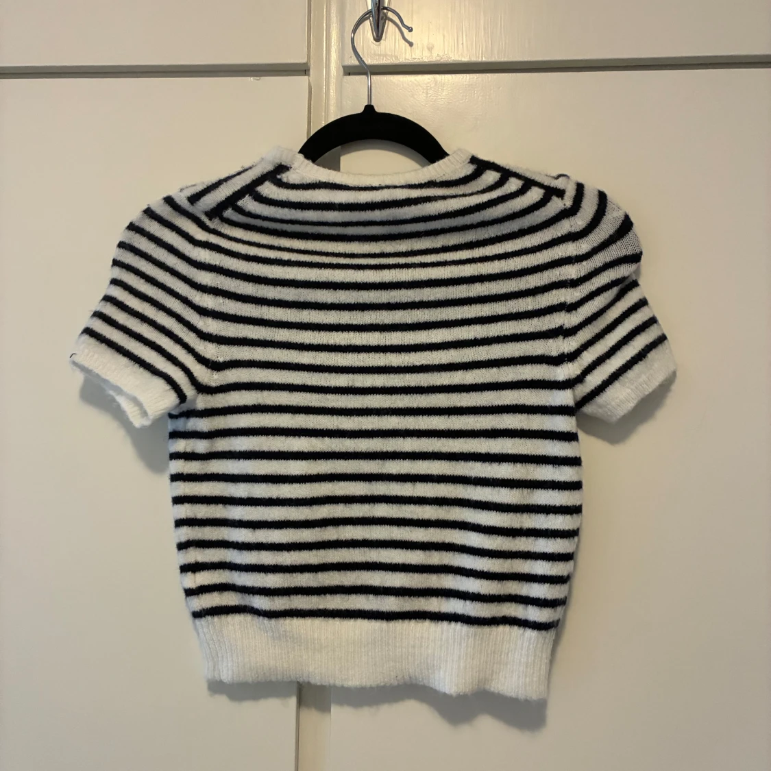 Randig stickad kortärmad tröja - 1