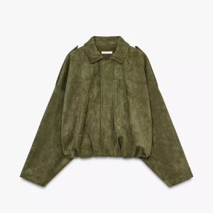 Trendig grön Zara jacka  - Säljer min fina gröna Zara mockajacka, köpt i mars men i fint skicka!🫶🏻