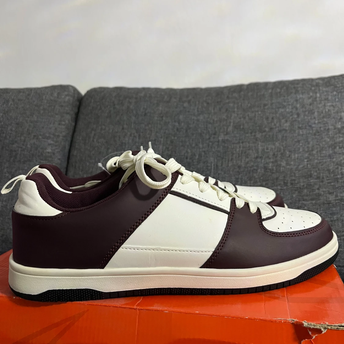 Vinröda och vita sneakers från Kinetix - 2