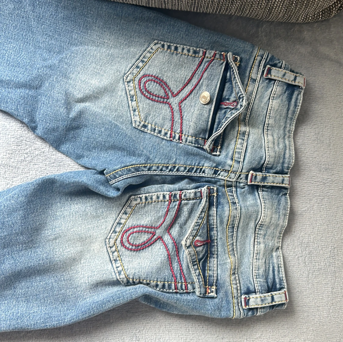 Blå bootcut jeans med slitningar - 2